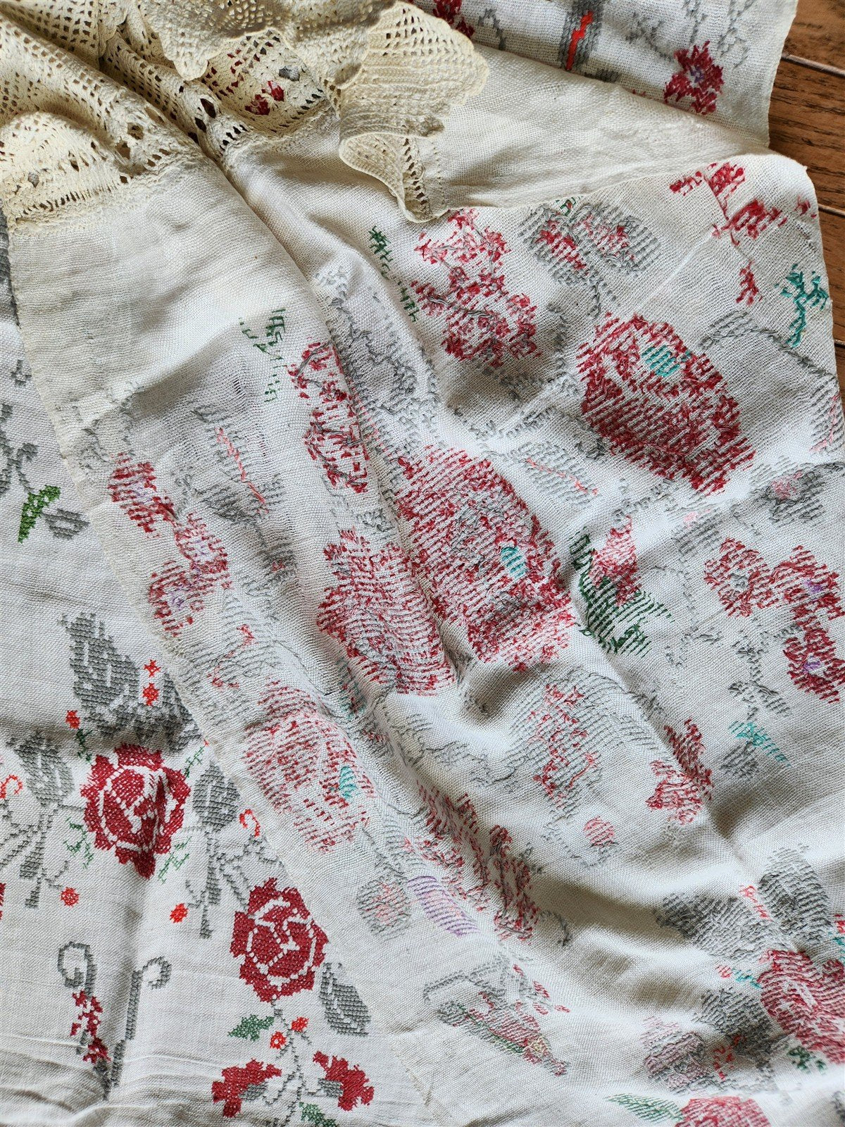 VINTAGE RUSSIAN or UKRAINIAN EMBROIDERED LINEN RUSHNIK or TABLE RUNNER
