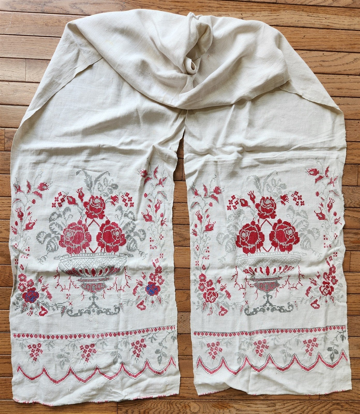 VINTAGE RUSSIAN or UKRAINIAN EMBROIDERED LINEN RUSHNIK or TABLE RUNNER