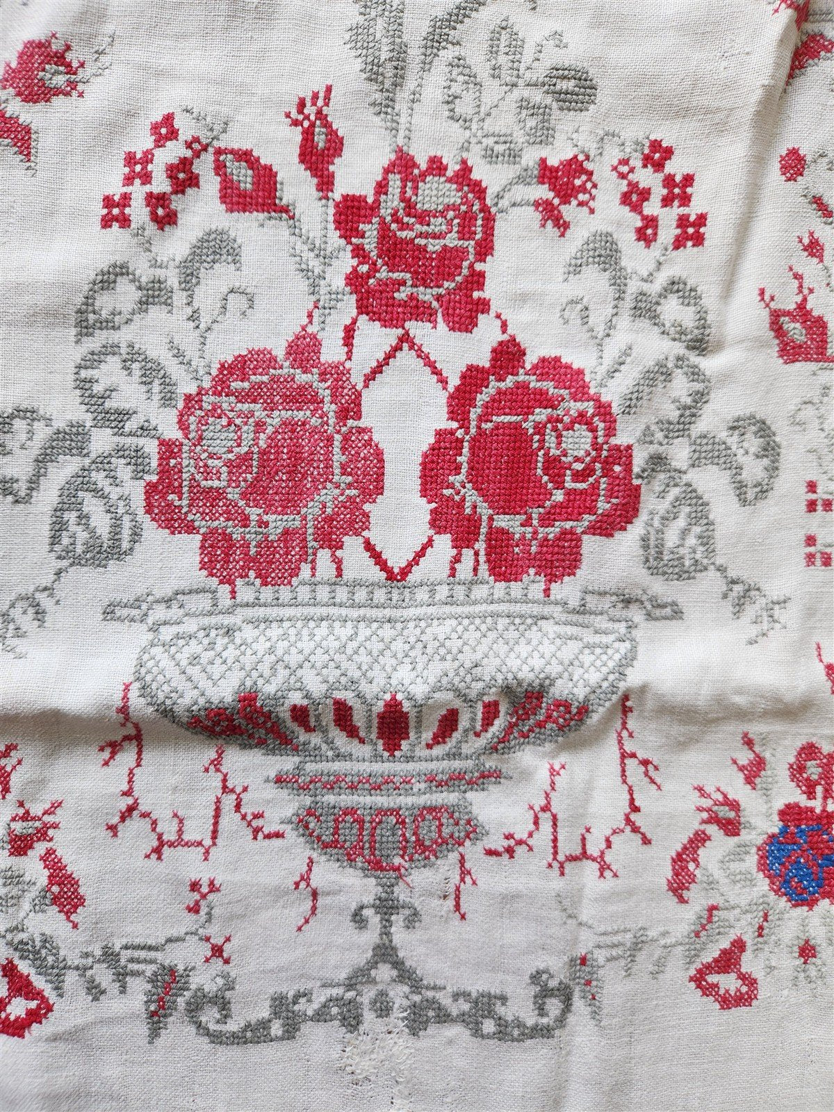 VINTAGE RUSSIAN or UKRAINIAN EMBROIDERED LINEN RUSHNIK or TABLE RUNNER