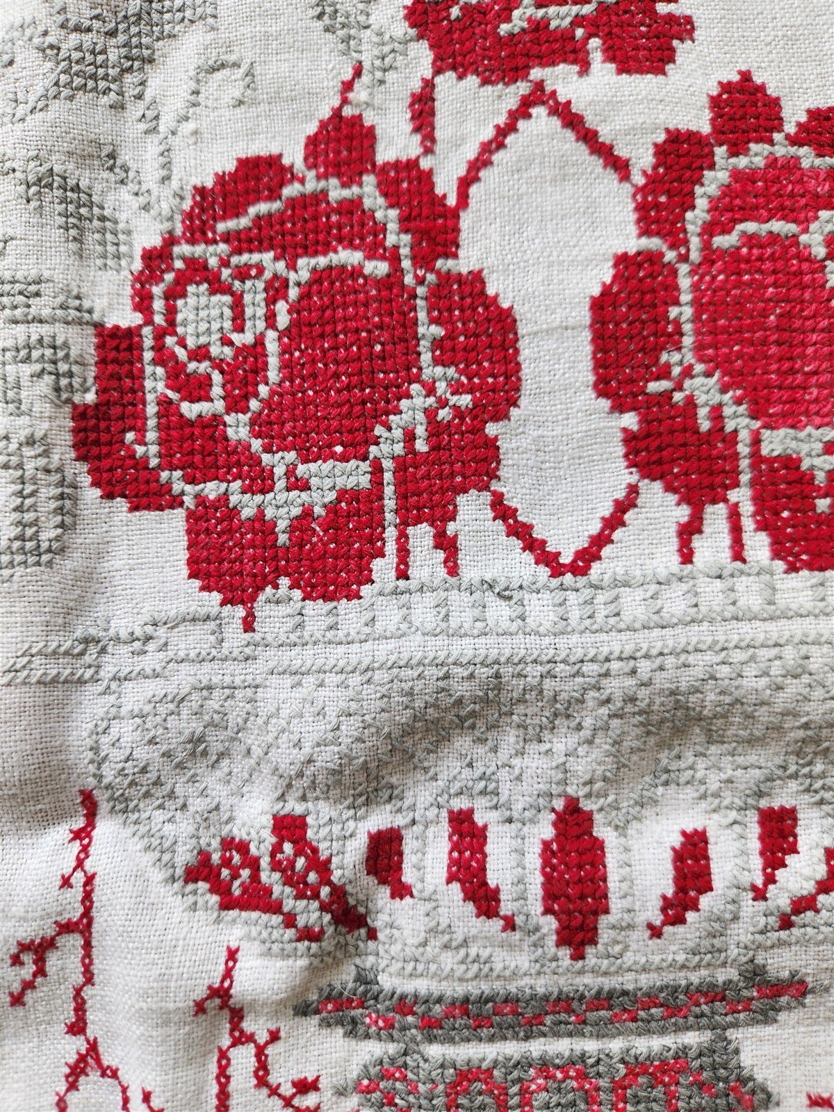 VINTAGE RUSSIAN or UKRAINIAN EMBROIDERED LINEN RUSHNIK or TABLE RUNNER
