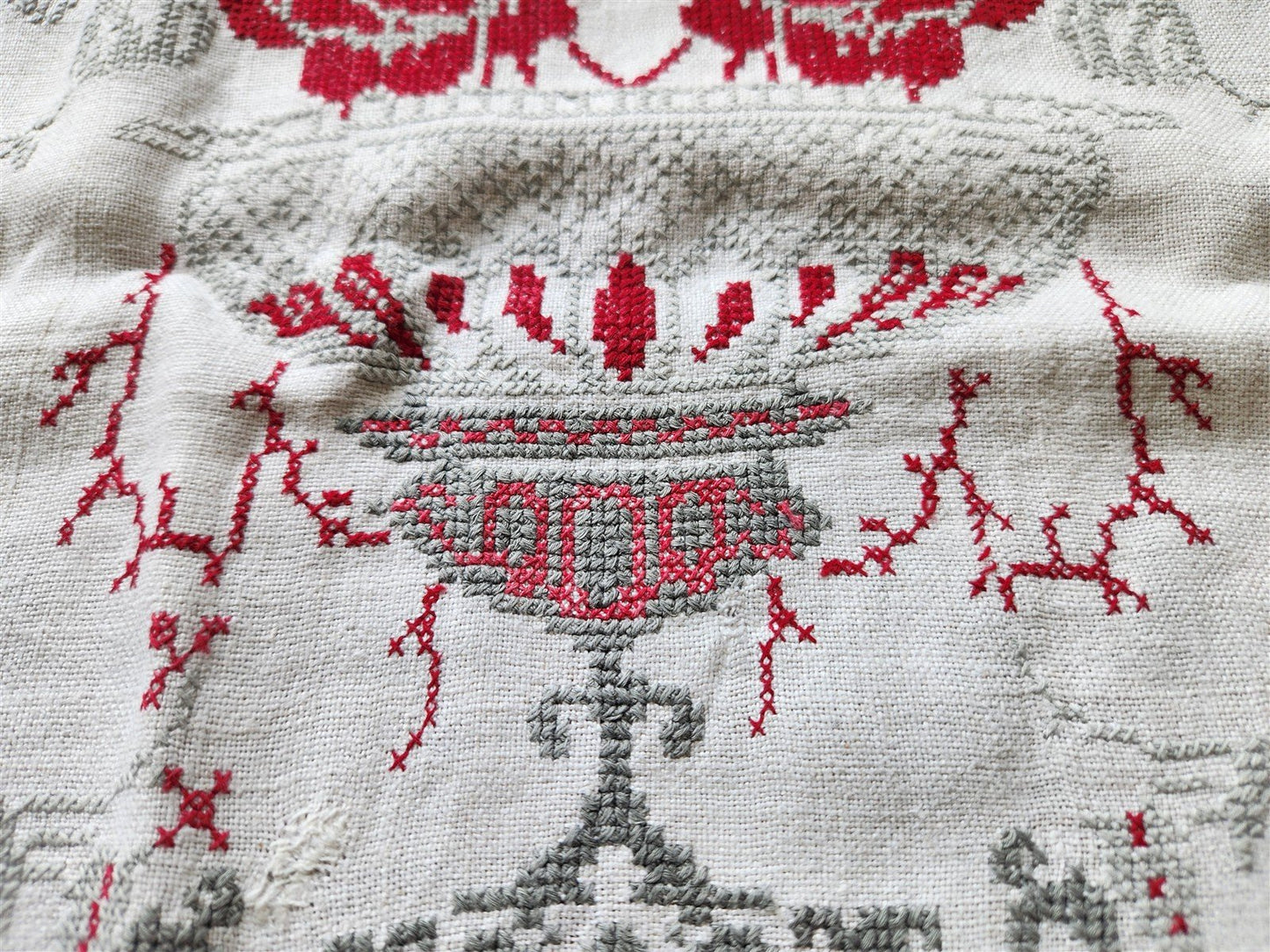 VINTAGE RUSSIAN or UKRAINIAN EMBROIDERED LINEN RUSHNIK or TABLE RUNNER