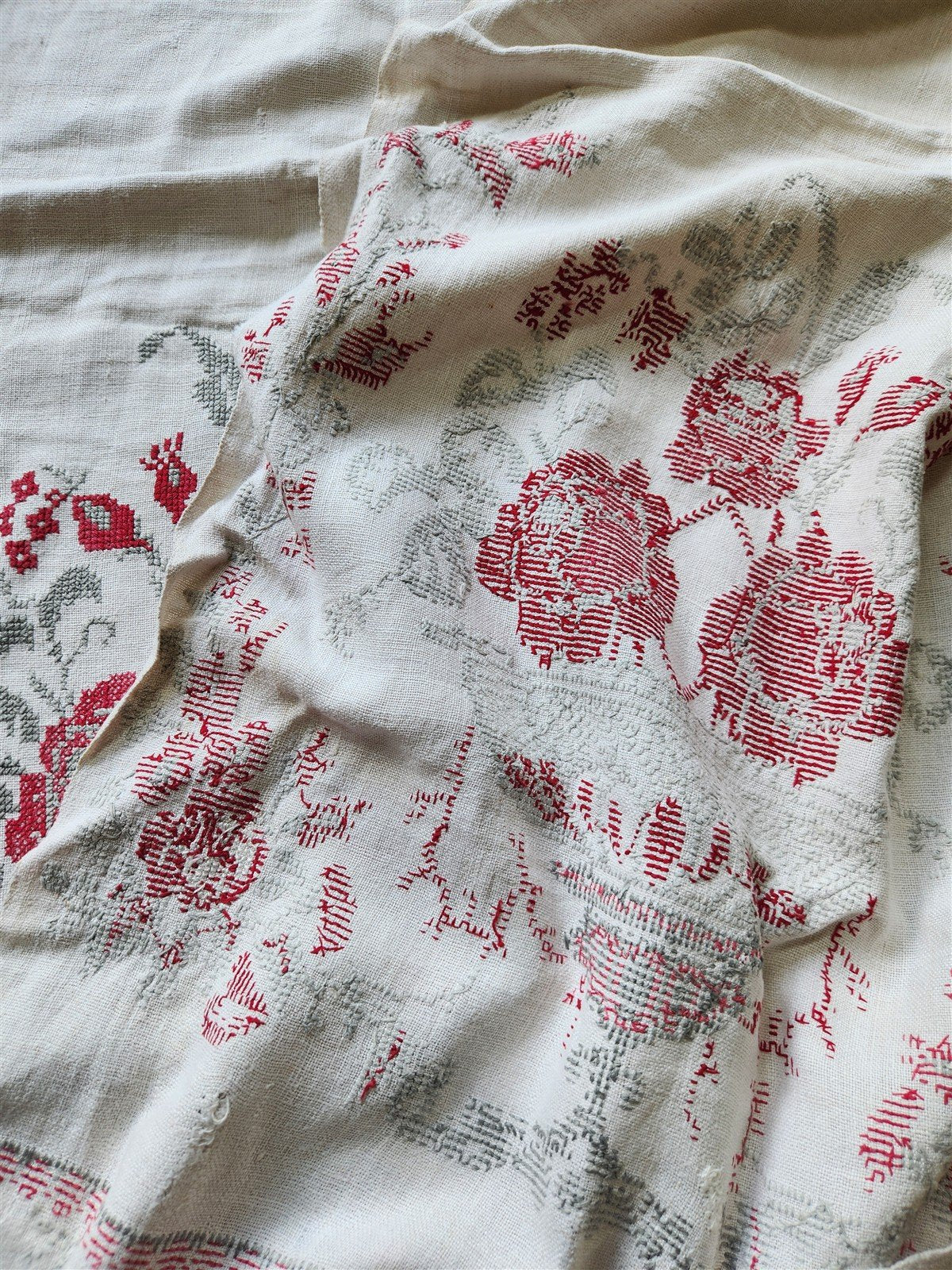 VINTAGE RUSSIAN or UKRAINIAN EMBROIDERED LINEN RUSHNIK or TABLE RUNNER