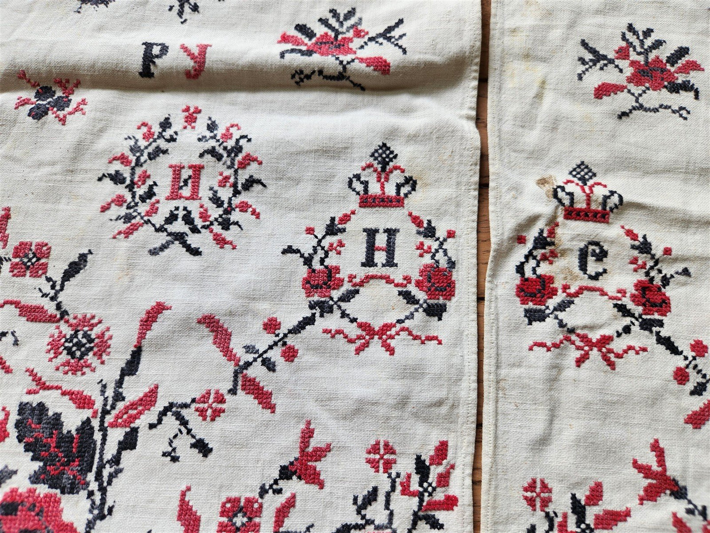 VINTAGE RUSSIAN or UKRAINIAN EMBROIDERED LINEN RUSHNIK or TABLE RUNNER w/FLOWERS
