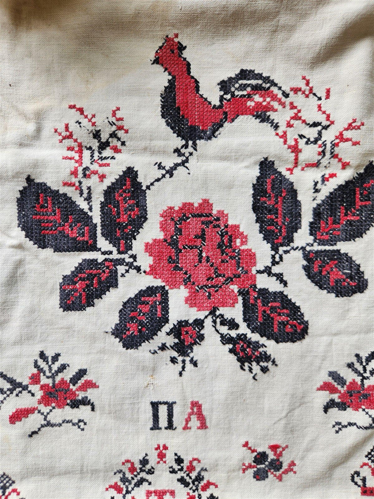 VINTAGE RUSSIAN or UKRAINIAN EMBROIDERED LINEN RUSHNIK or TABLE RUNNER w/FLOWERS