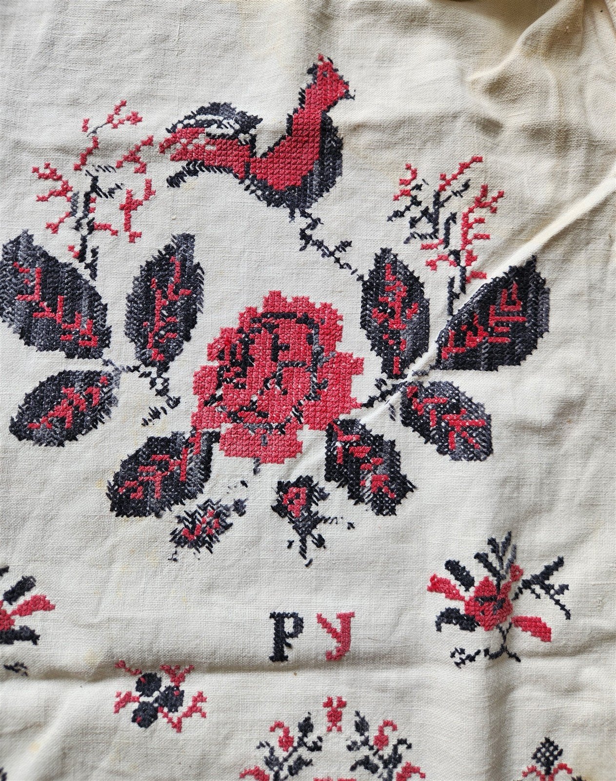 VINTAGE RUSSIAN or UKRAINIAN EMBROIDERED LINEN RUSHNIK or TABLE RUNNER w/FLOWERS