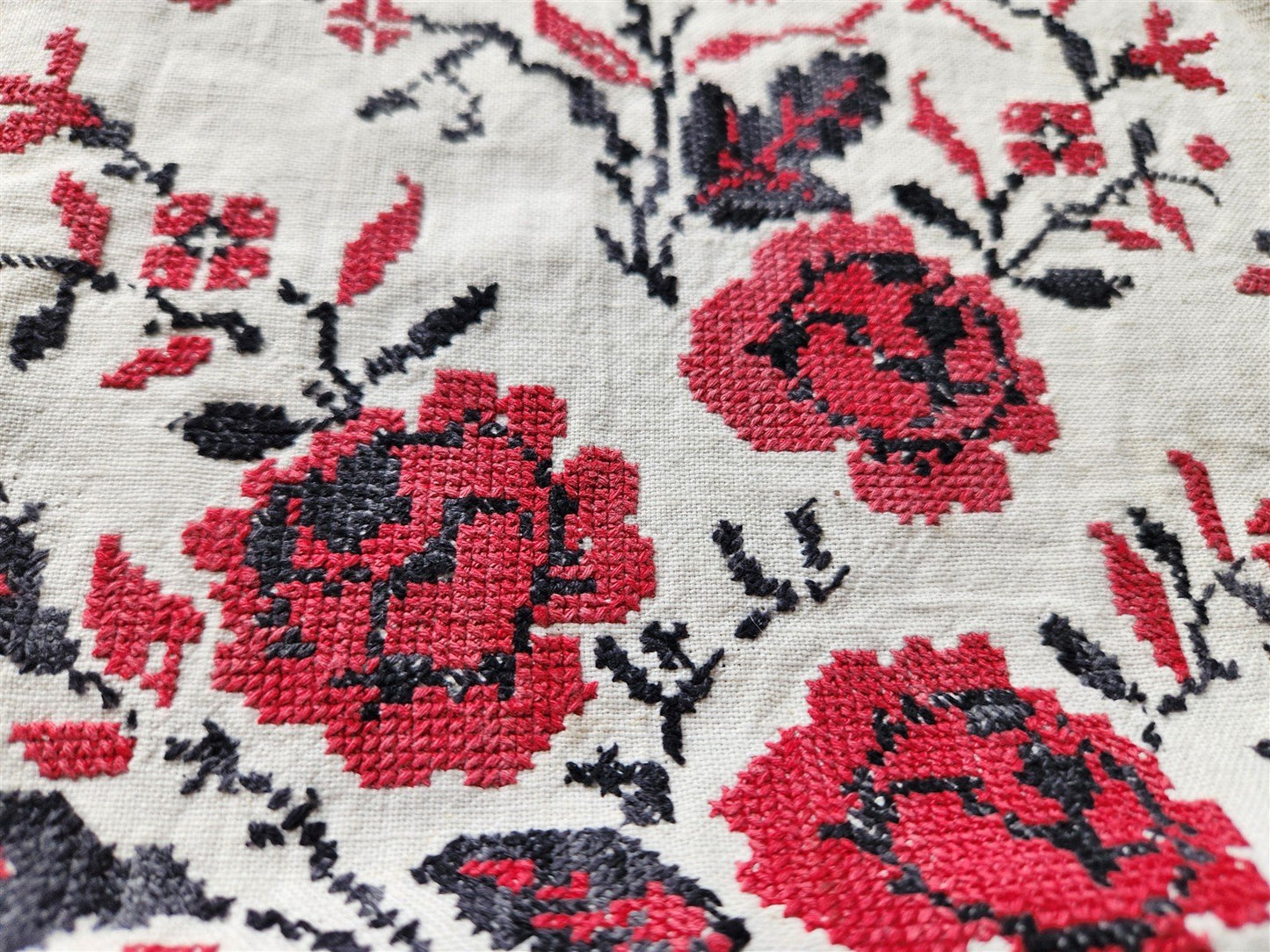 VINTAGE RUSSIAN or UKRAINIAN EMBROIDERED LINEN RUSHNIK or TABLE RUNNER w/FLOWERS