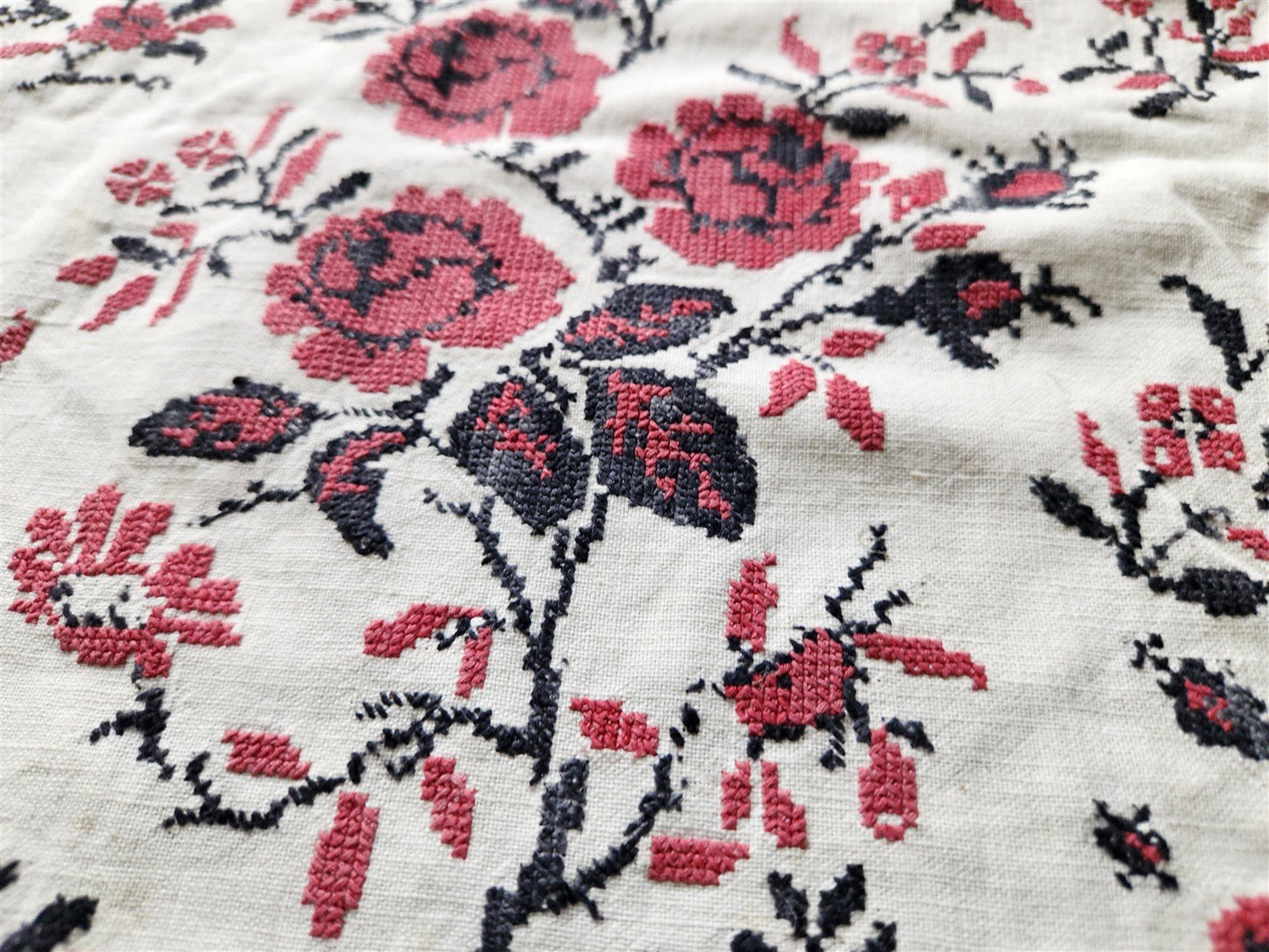 VINTAGE RUSSIAN or UKRAINIAN EMBROIDERED LINEN RUSHNIK or TABLE RUNNER w/FLOWERS