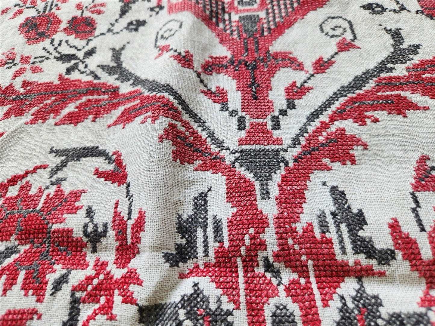 VINTAGE RUSSIAN or UKRAINIAN EMBROIDERED LINEN RUSHNIK or TABLE RUNNER signed