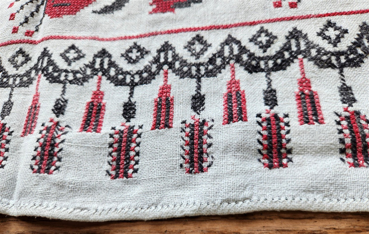 VINTAGE RUSSIAN or UKRAINIAN EMBROIDERED LINEN RUSHNIK or TABLE RUNNER signed