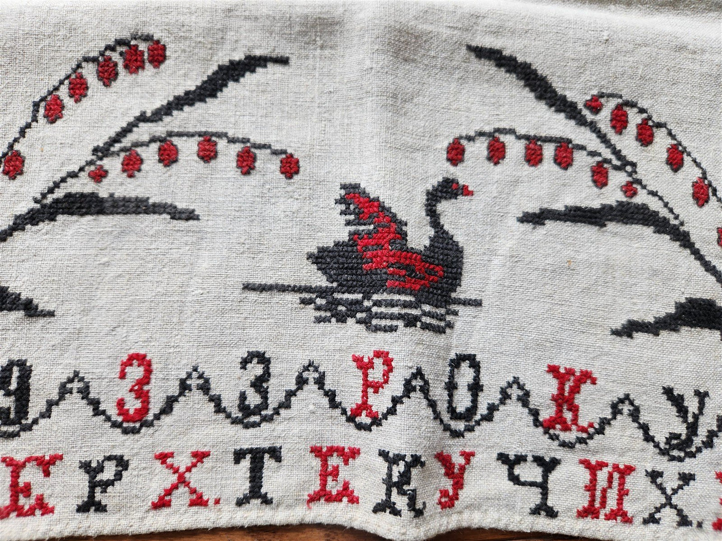 1933 VINTAGE UKRAINIAN EMBROIDERED LINEN RUSHNIK or TABLE RUNNER dated