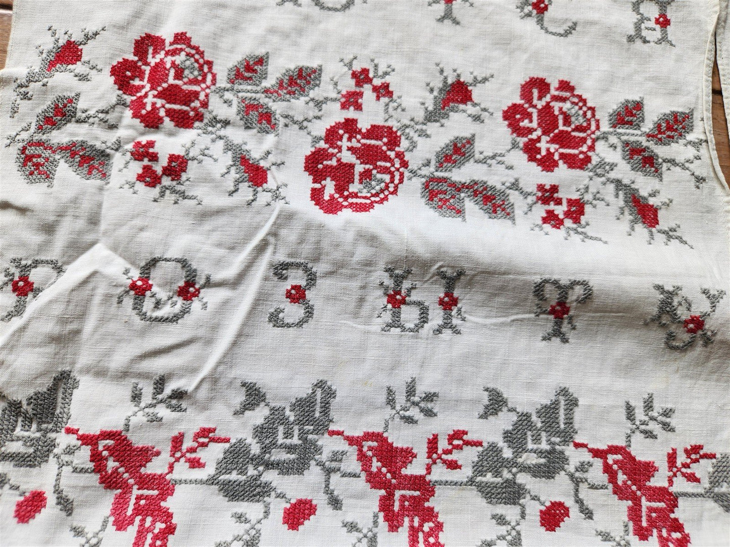 VINTAGE UKRAINIAN HAND EMBROIDERED LINEN RUSHNIK or TABLE RUNNER