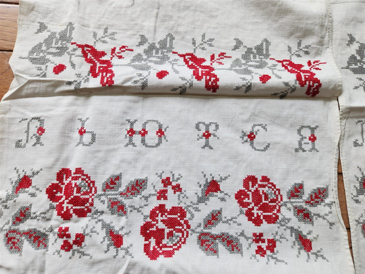 VINTAGE UKRAINIAN HAND EMBROIDERED LINEN RUSHNIK or TABLE RUNNER