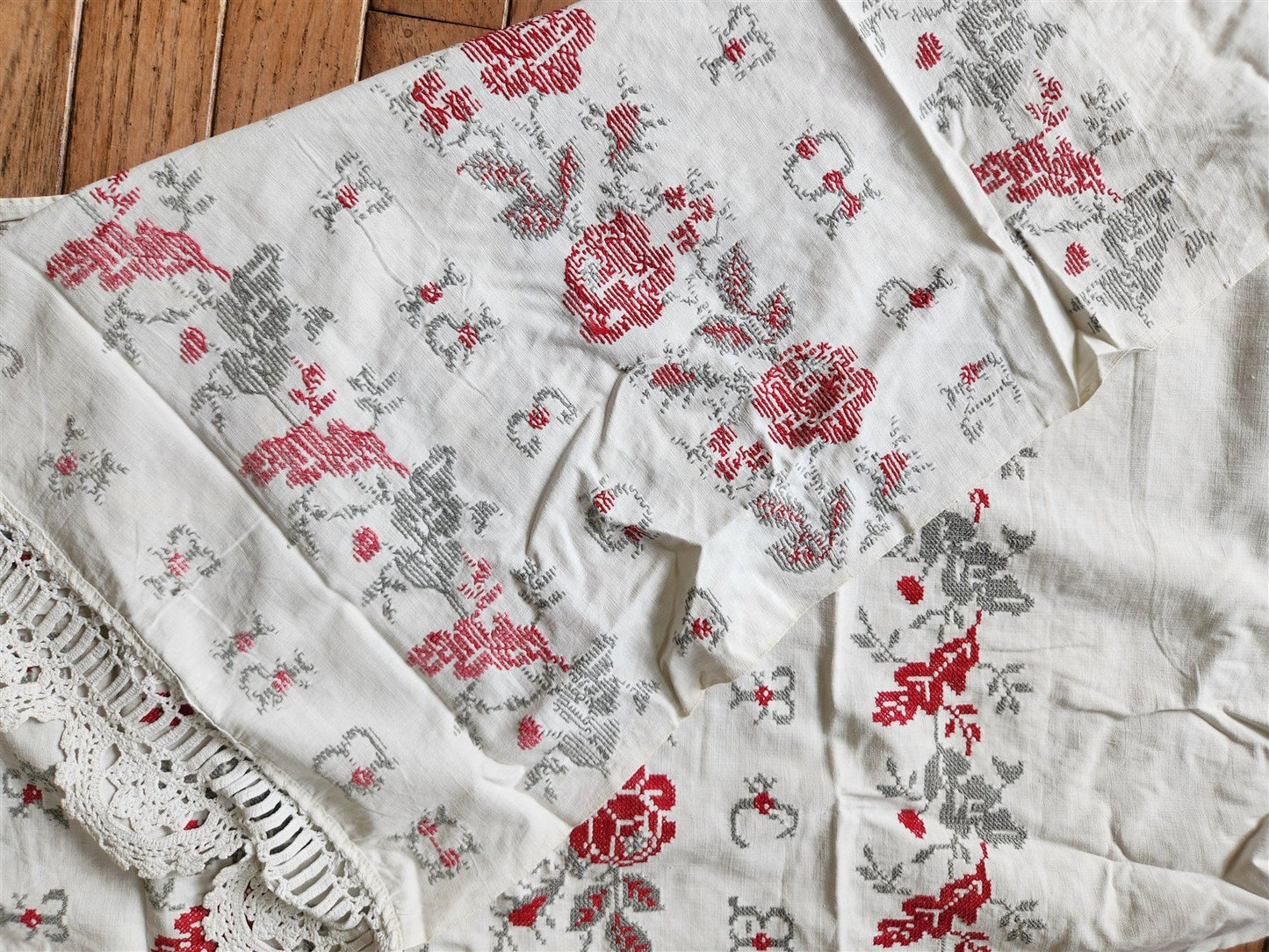 VINTAGE UKRAINIAN HAND EMBROIDERED LINEN RUSHNIK or TABLE RUNNER