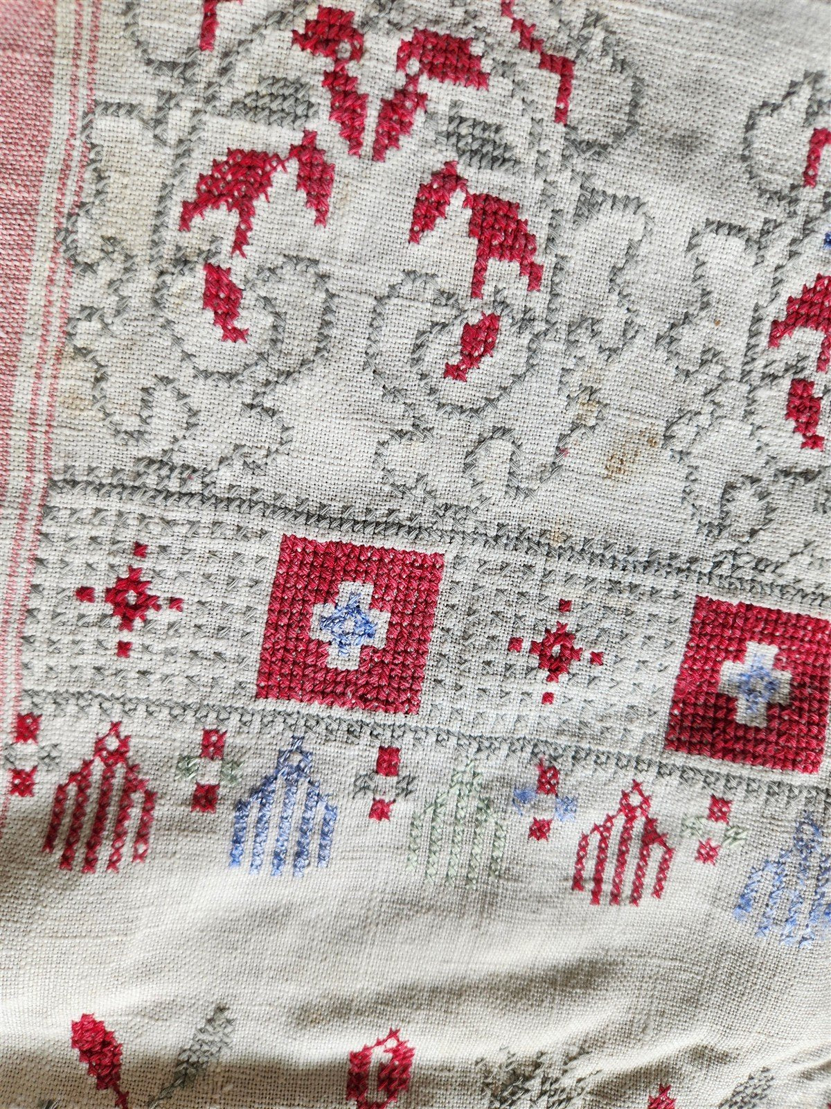 VINTAGE RUSSIAN or UKRAINIAN EMBROIDERED LINEN RUSHNIK or TABLE RUNNER -ROOSTERS
