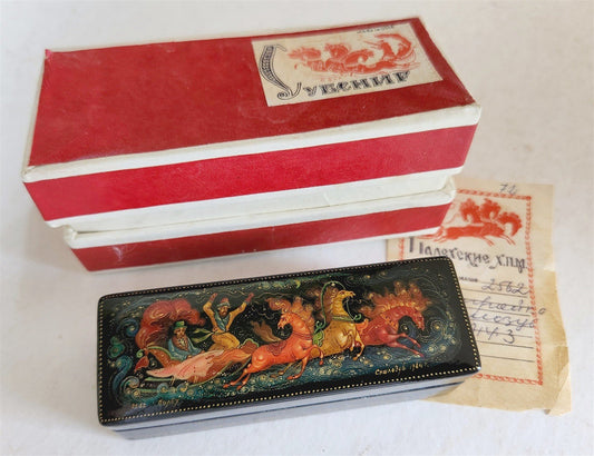 RUSSIAN PALEKH SCHOOL 1984 HAND PAINTED LACQUER BOX TROIKA vintage ARTIST SIGNED