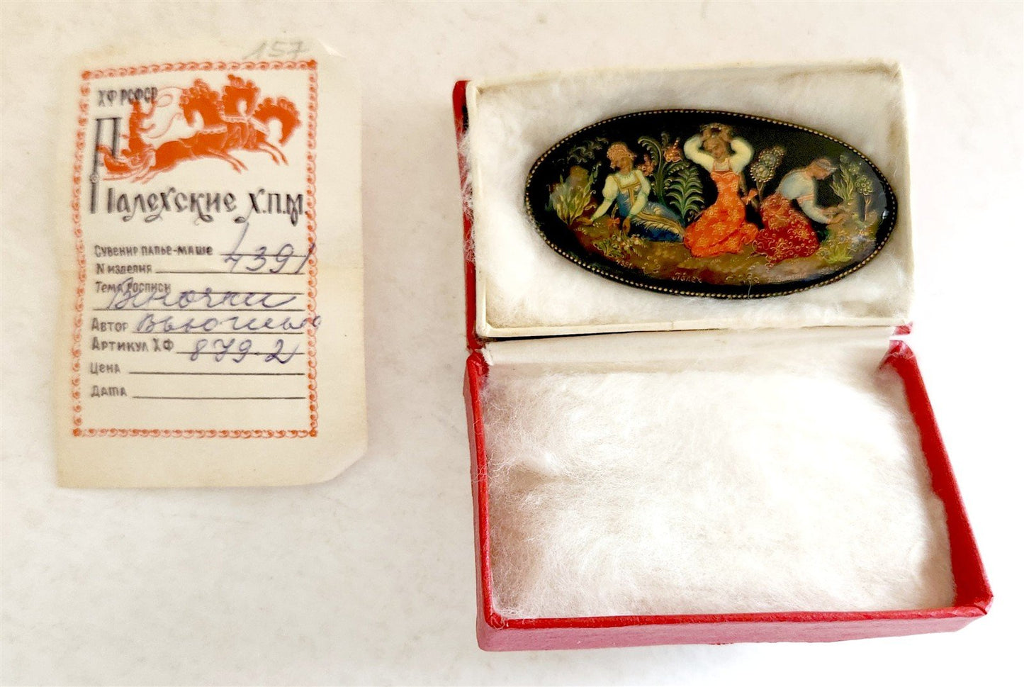 RUSSIAN PALEKH SCHOOL 1984 HAND PAINTED LACQUER PAPER MACHE BROOCH vintage