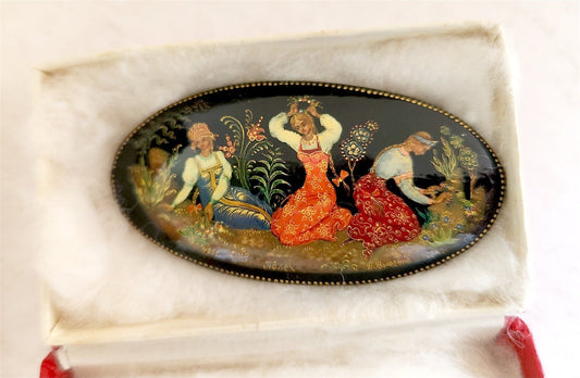 RUSSIAN PALEKH SCHOOL 1984 HAND PAINTED LACQUER PAPER MACHE BROOCH vintage