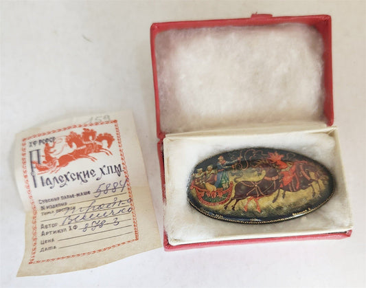 RUSSIAN PALEKH SCHOOL 1984 HANDPAINTED LACQUER PAPER MACHE BROOCH vintage TROIKA