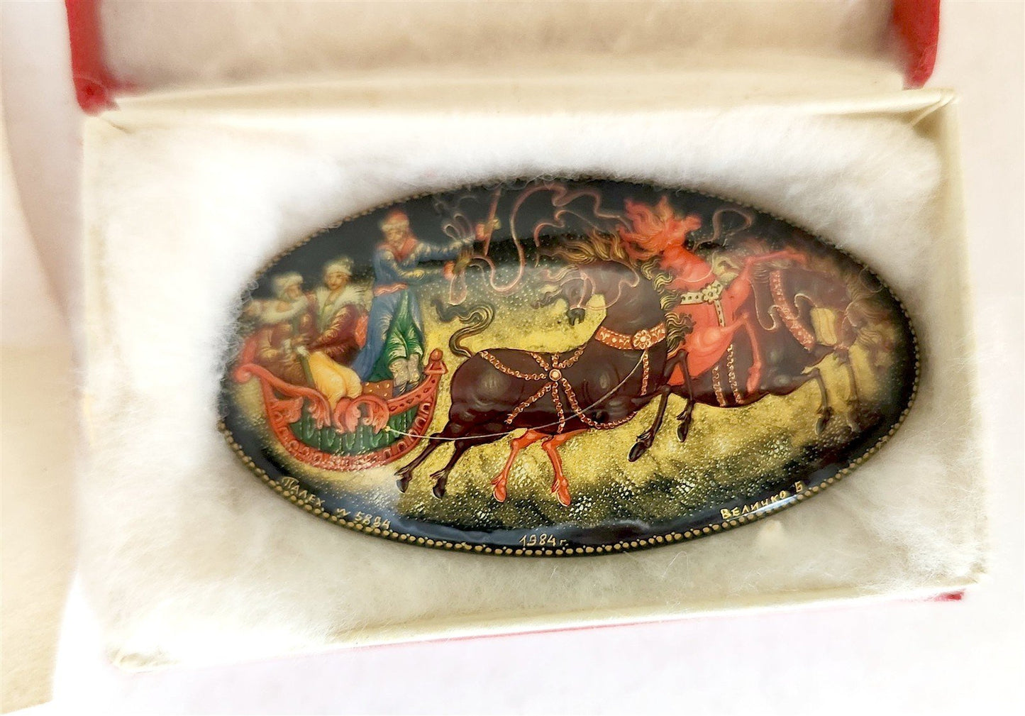 RUSSIAN PALEKH SCHOOL 1984 HANDPAINTED LACQUER PAPER MACHE BROOCH vintage TROIKA