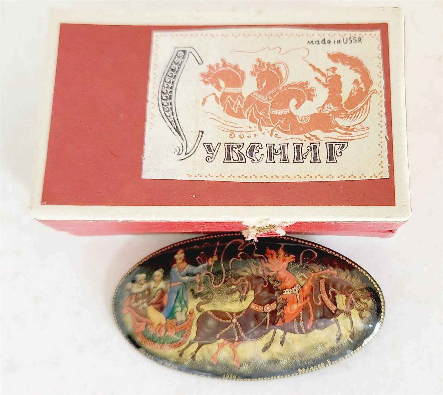 RUSSIAN PALEKH SCHOOL 1984 HANDPAINTED LACQUER PAPER MACHE BROOCH vintage TROIKA