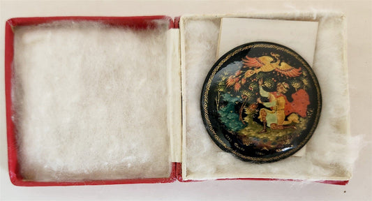 RUSSIAN PALEKH SCHOOL 1980s HANDPAINTED LACQUER BROOCH EMELYA vintage SIGNED
