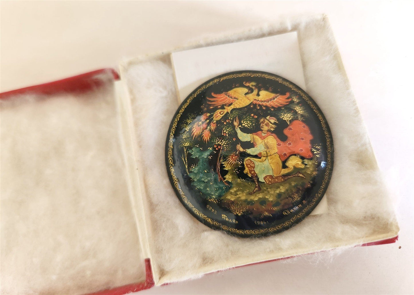 RUSSIAN PALEKH SCHOOL 1980s HANDPAINTED LACQUER BROOCH EMELYA vintage SIGNED