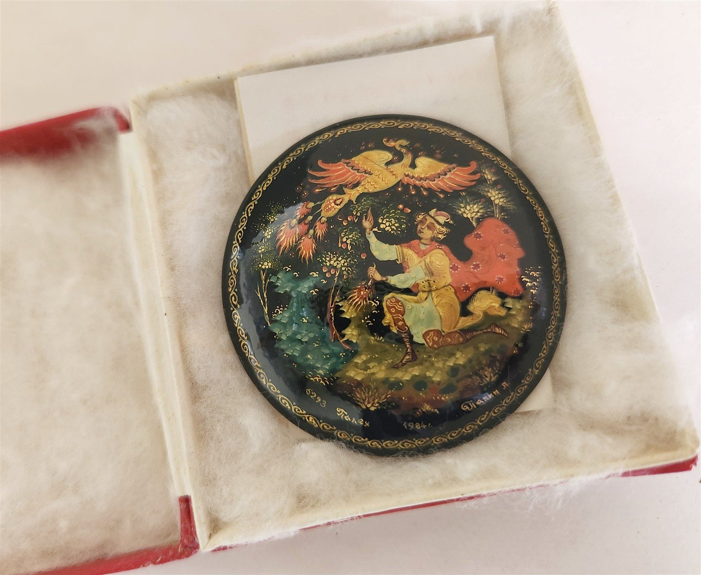 RUSSIAN PALEKH SCHOOL 1980s HANDPAINTED LACQUER BROOCH EMELYA vintage SIGNED