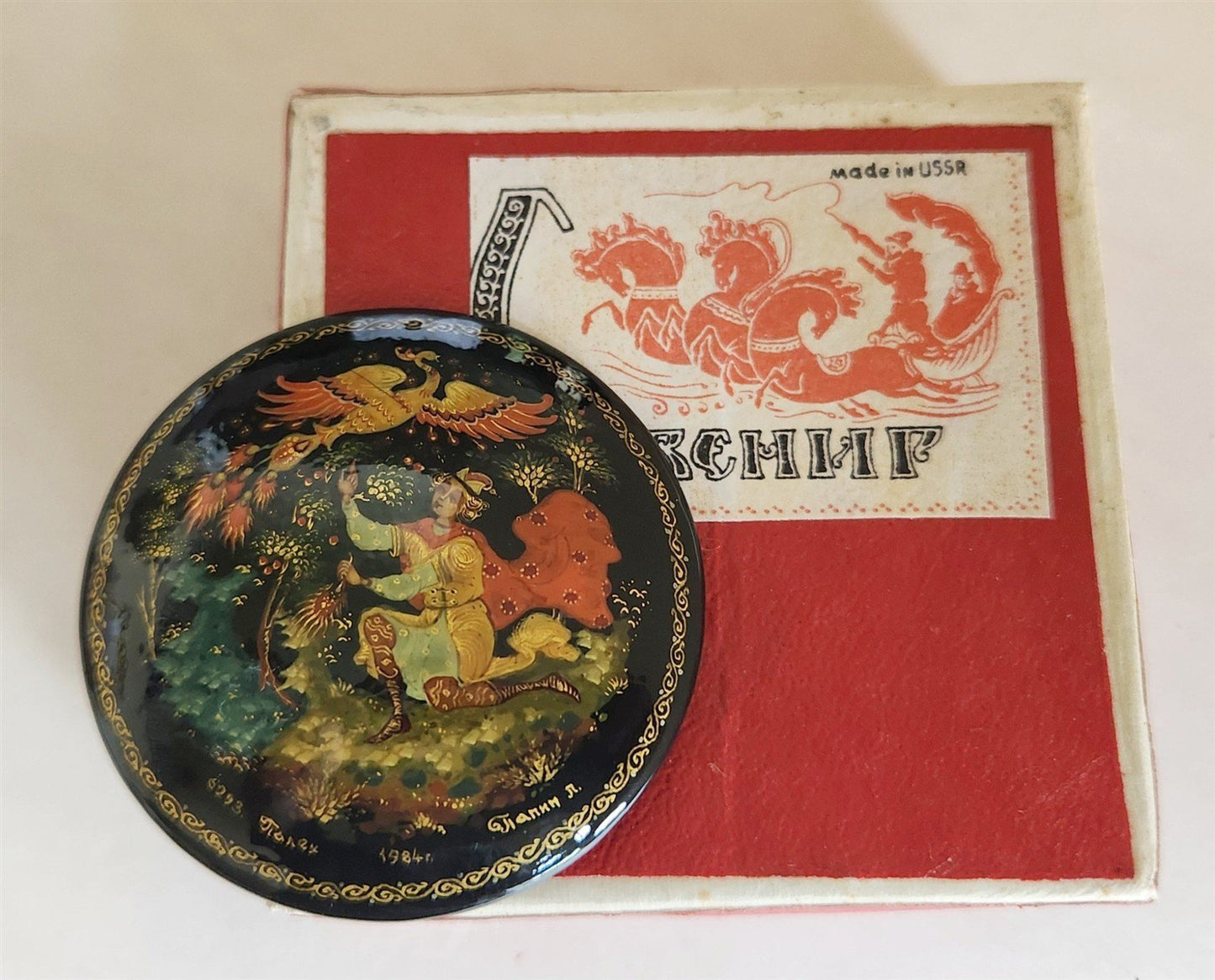 RUSSIAN PALEKH SCHOOL 1980s HANDPAINTED LACQUER BROOCH EMELYA vintage SIGNED