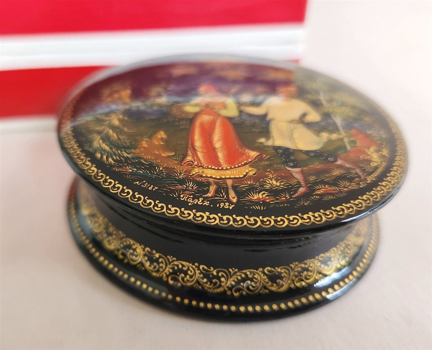 RUSSIAN PALEKH SCHOOL 1987 HAND PAINTED LACQUER BOX vintage FLIRTING COUPLE