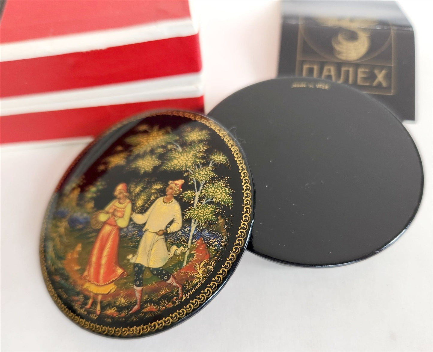 RUSSIAN PALEKH SCHOOL 1987 HAND PAINTED LACQUER BOX vintage FLIRTING COUPLE