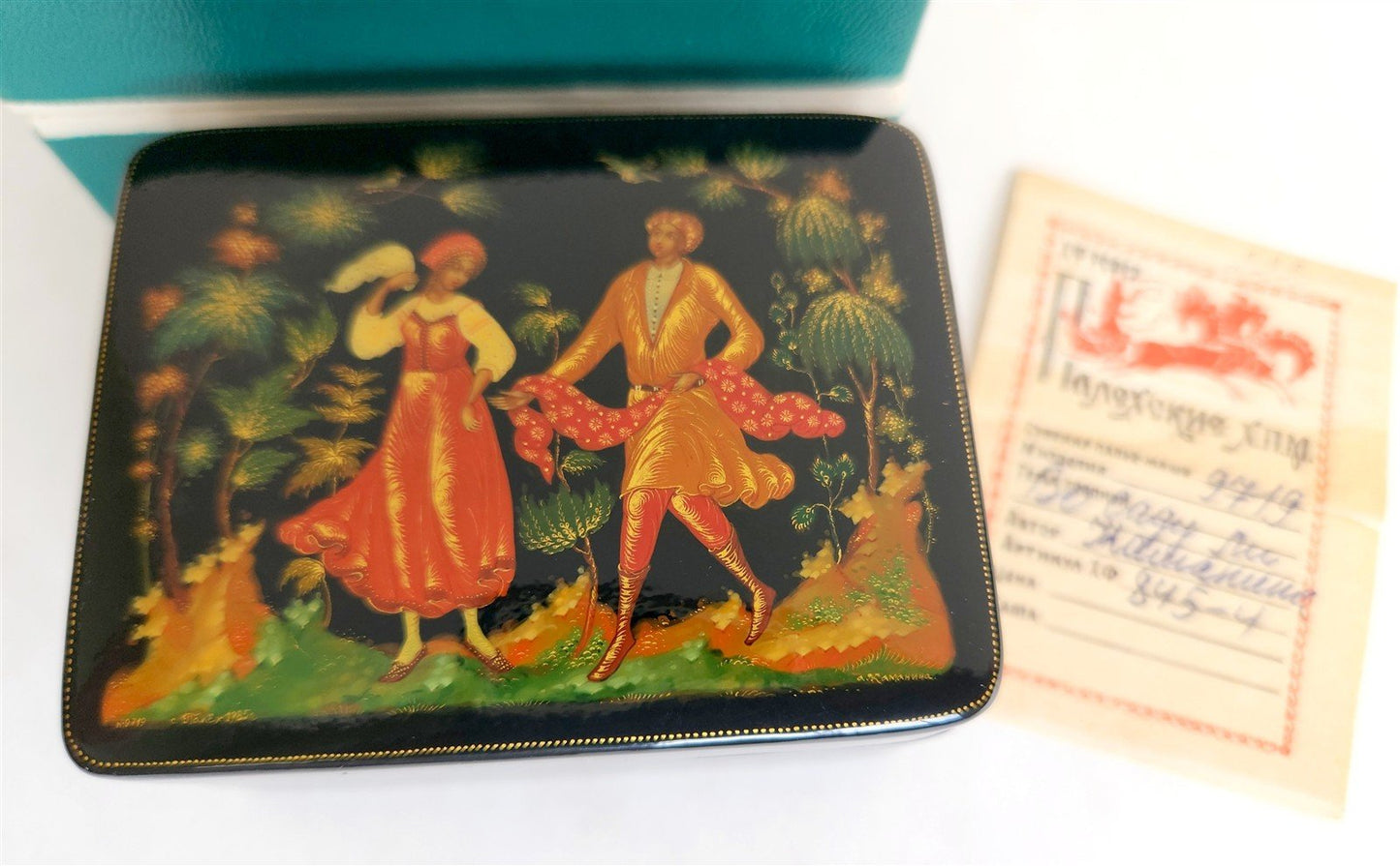 RUSSIAN PALEKH SCHOOL 1985 HAND PAINTED LACQUER BOX vintage IN THE GARDEN