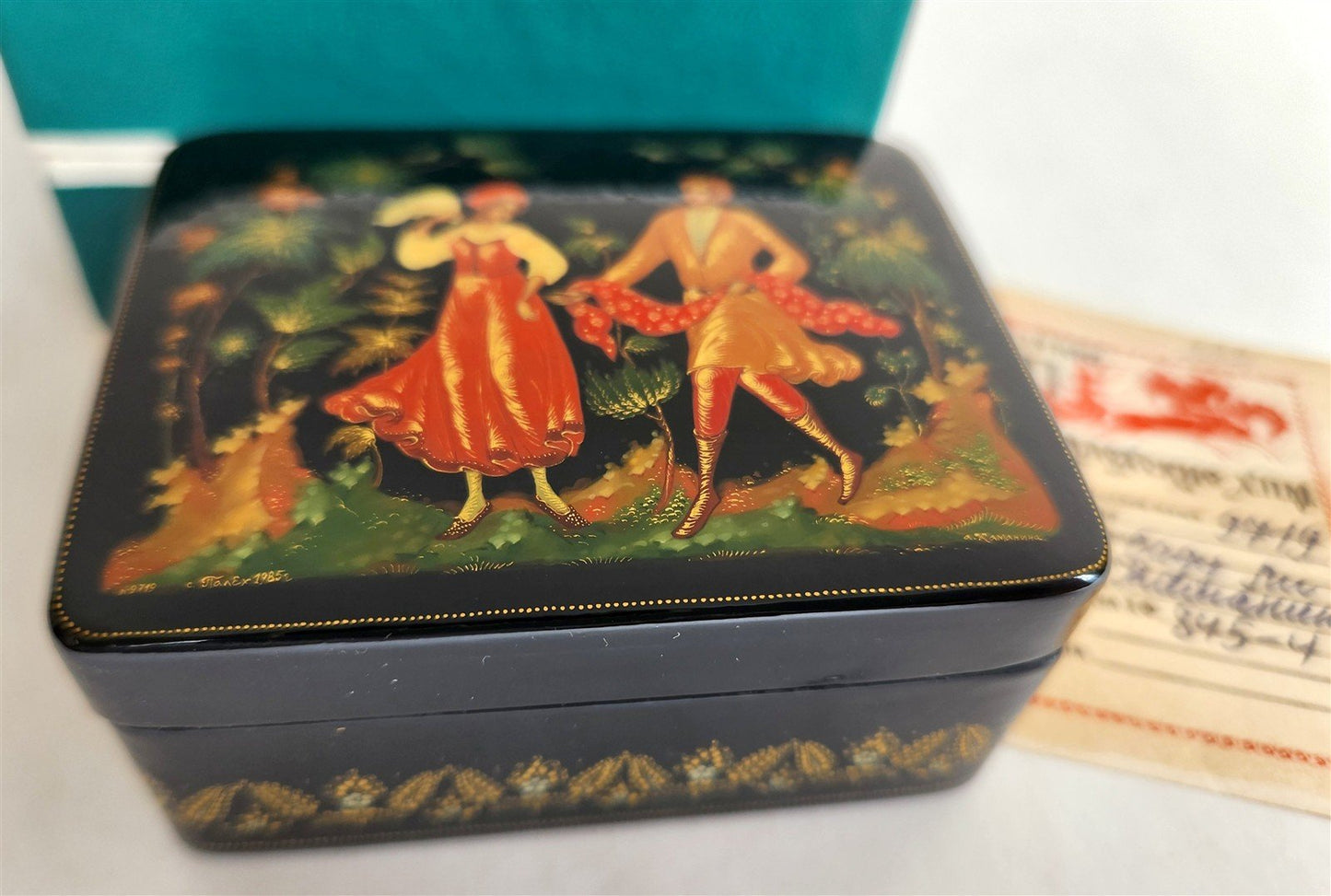 RUSSIAN PALEKH SCHOOL 1985 HAND PAINTED LACQUER BOX vintage IN THE GARDEN