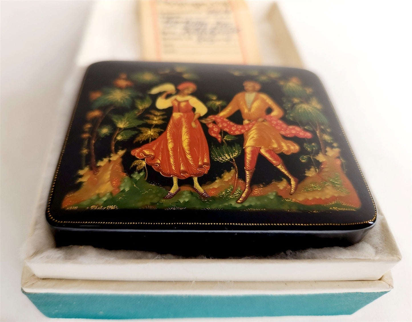 RUSSIAN PALEKH SCHOOL 1985 HAND PAINTED LACQUER BOX vintage IN THE GARDEN