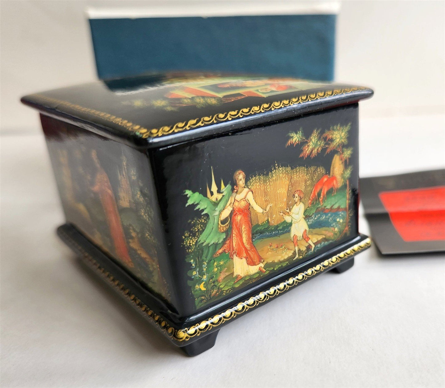 RUSSIAN PALEKH SCHOOL 1986 PAINTED on FIVE SIDES LACQUER BOX vintage ALENUSHKA
