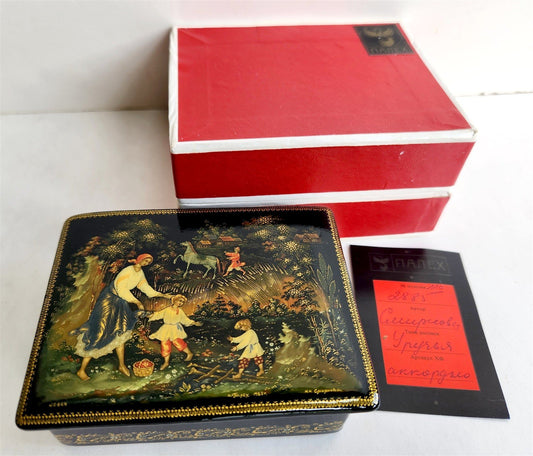 RUSSIAN PALEKH SCHOOL 1987 PAINTED SIGNED LACQUER BOX vintage AT THE SPRING