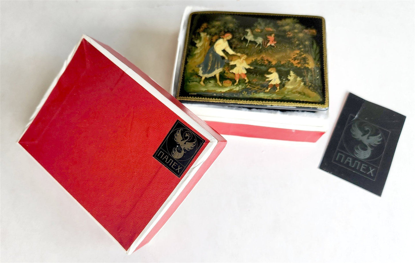 RUSSIAN PALEKH SCHOOL 1987 PAINTED SIGNED LACQUER BOX vintage AT THE SPRING