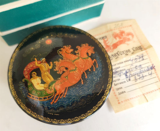 RUSSIAN PALEKH SCHOOL 1985 HAND PAINTED SIGNED LACQUER BOX vintage TROIKA
