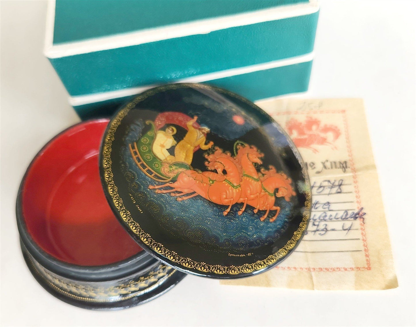 RUSSIAN PALEKH SCHOOL 1985 HAND PAINTED SIGNED LACQUER BOX vintage TROIKA