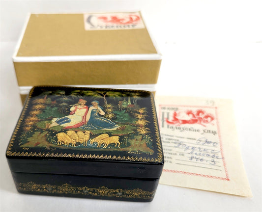 RUSSIAN PALEKH SCHOOL 1983 HAND PAINTED LACQUER BOX vintage THE COUPLE