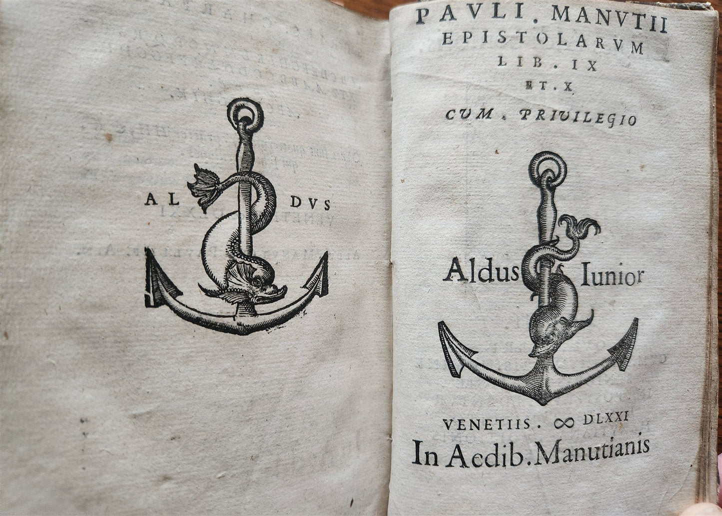 1571 ALDINE PRESS LATIN EPISTLES by Paolo Manuzio 16th CENTURY antique VELLUM