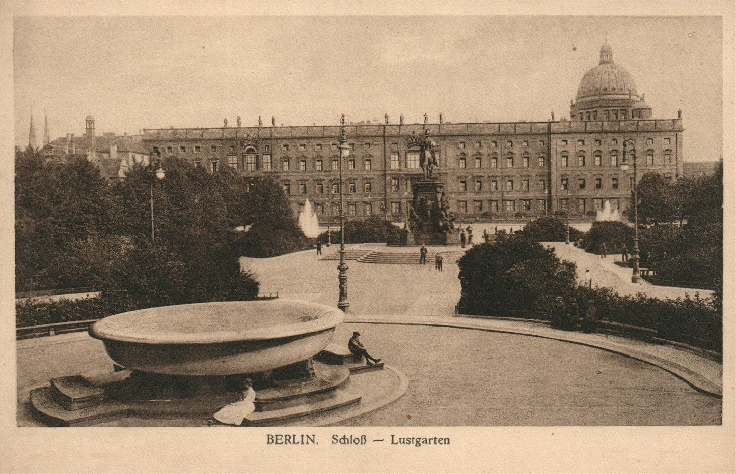 GERMANY BERLIN SCHLOSS LUSTGARTEN ANTIQUE POSTCARD