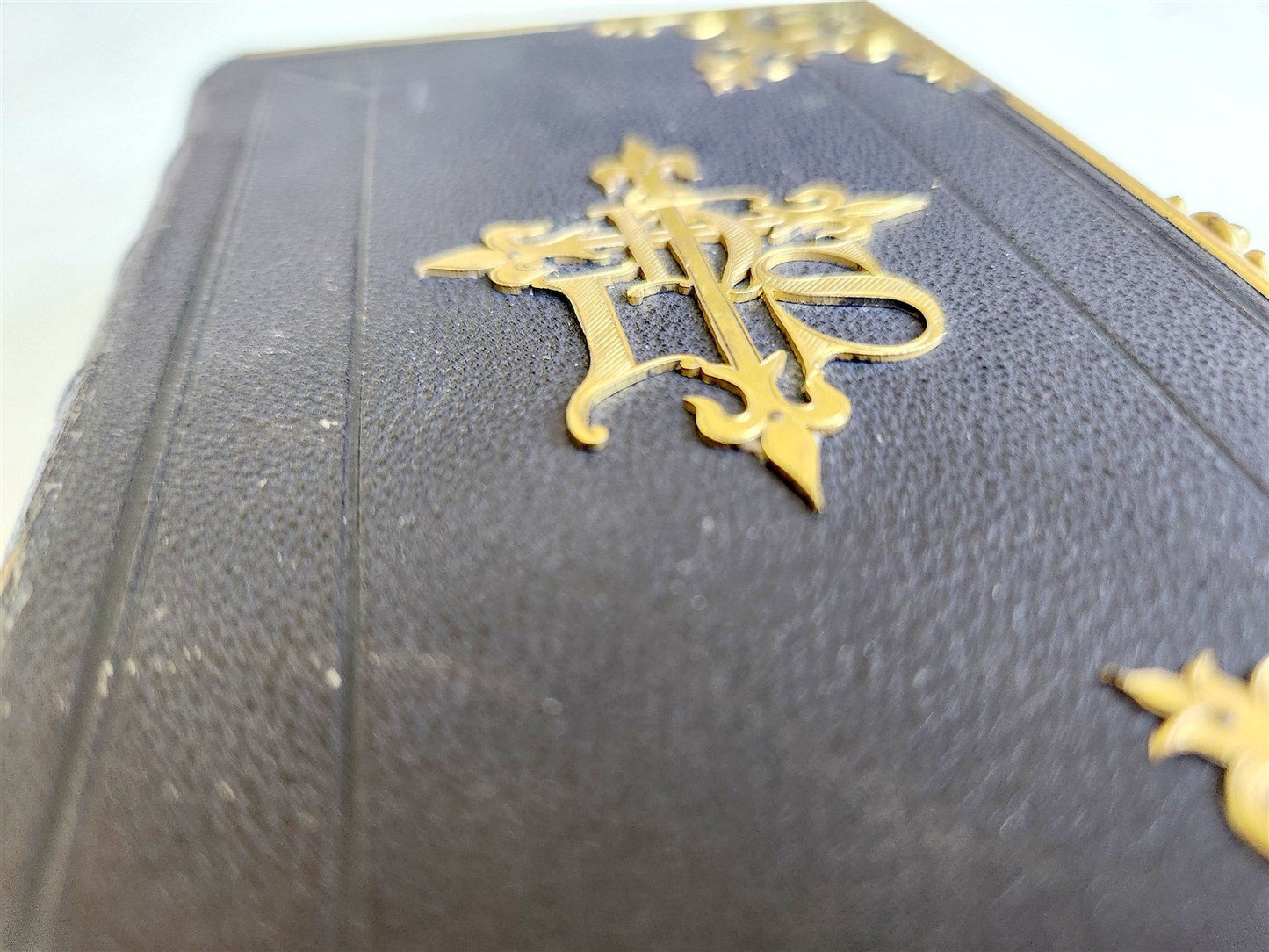 1880s BOOK OF COMMON PRAYER in ENGLISH antique FINE BINDING DECORATED with BRASS