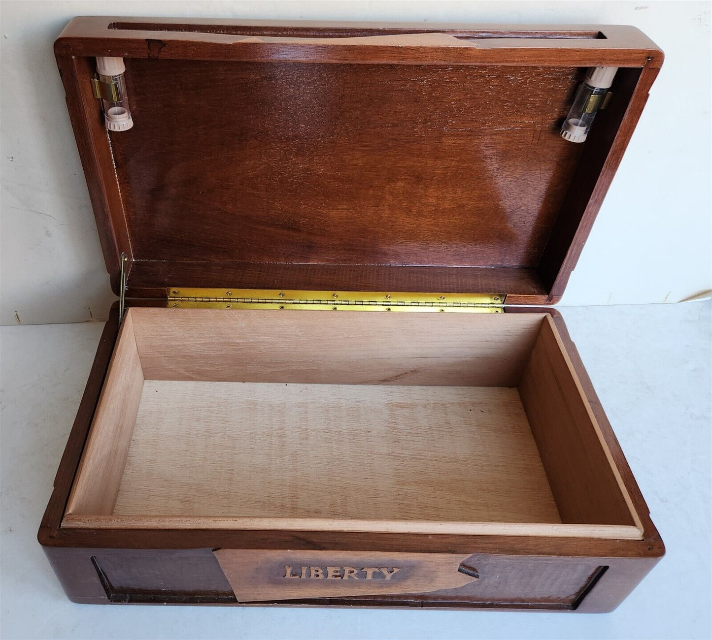 PENNSYLVANIA DEMOCRATIC WHIP MICHAEL R. VEON UNIQUE HAND CARVED WOODEN HUMIDOR