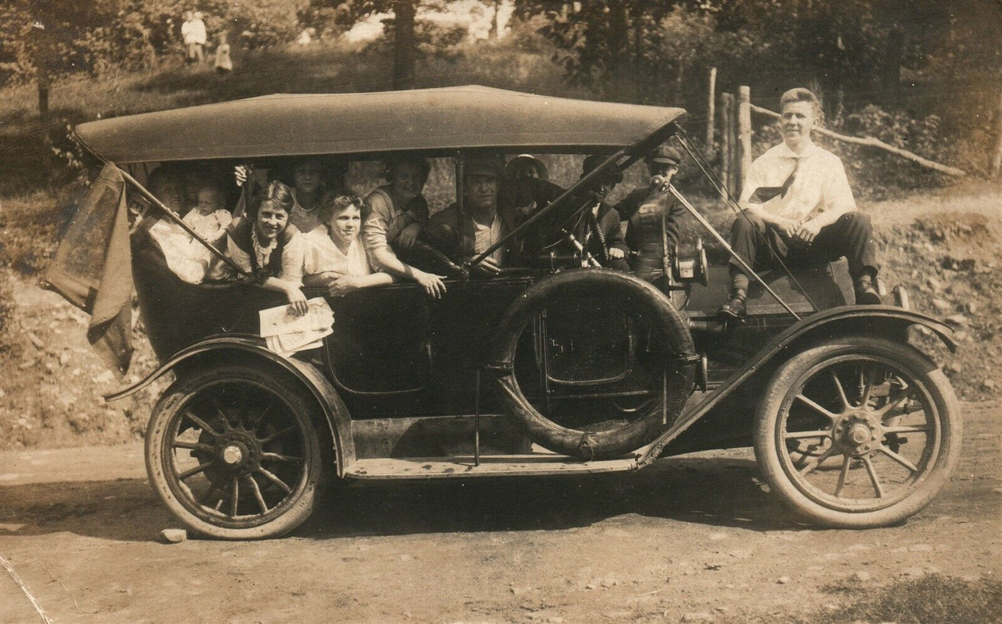 OLD CAR w/ PEOPLE ANTIQUE REAL PHOTO POSTCARD RPPC automobile