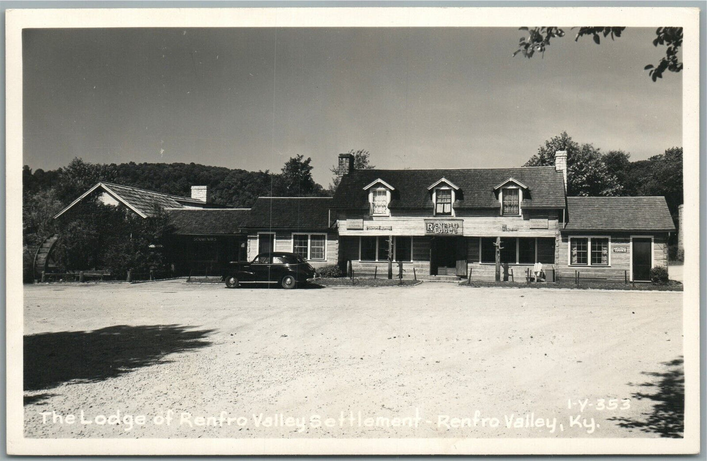 RENFRO VALLEY KY LODGE of SETTLEMENT VINTAGE REAL PHOTO POSTCARD RPPC