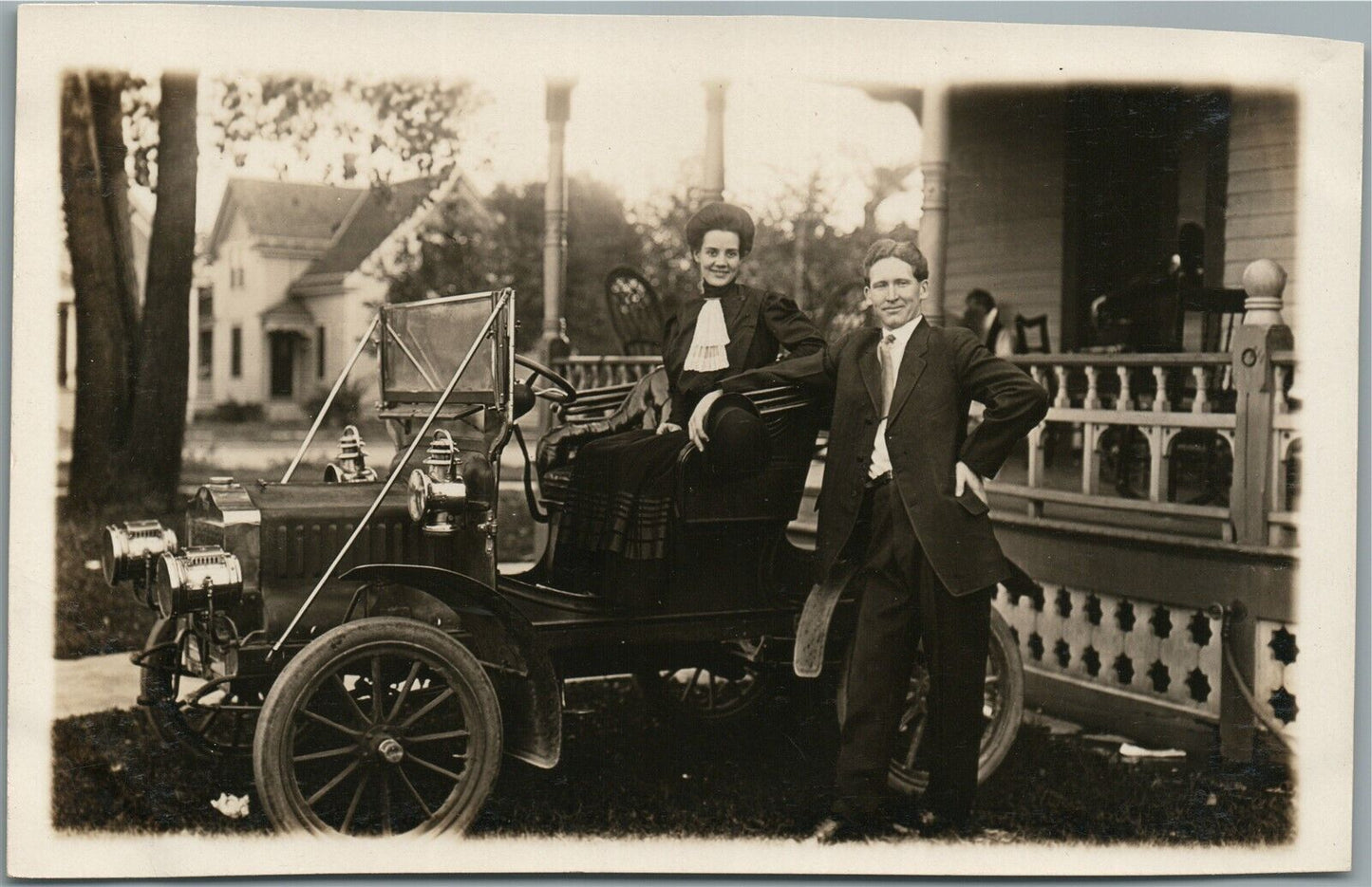 WELL DRESSED COUPLE w/ VINTAGE CAR ANTIQUE REAL PHOTO POSTCARD RPPC