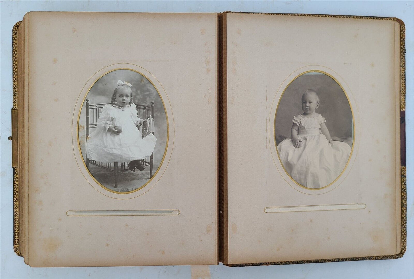 PHOTO ALBUM VICTORIAN antique with 20 PHOTOS nice embossed leather binding 19 c.