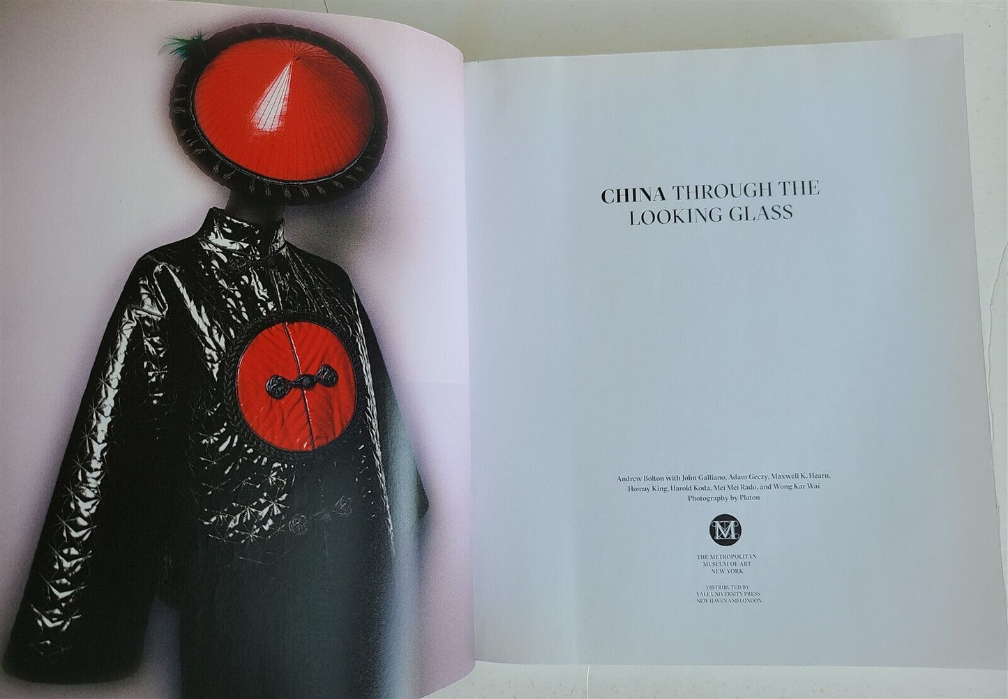 CHINA THROUGH THE LOOKING GLASS FASHION ART ILLUSTRATED ALBUM