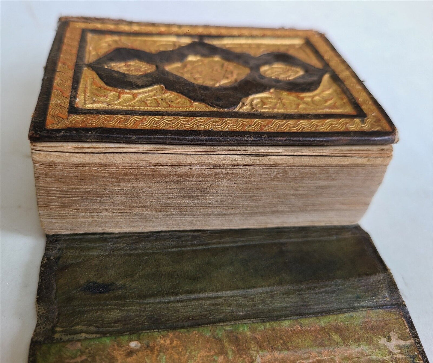 early 19th CENTURY MANUSCRIPT KORAN ISLAMIC antique ILLUMINATED small QURAN