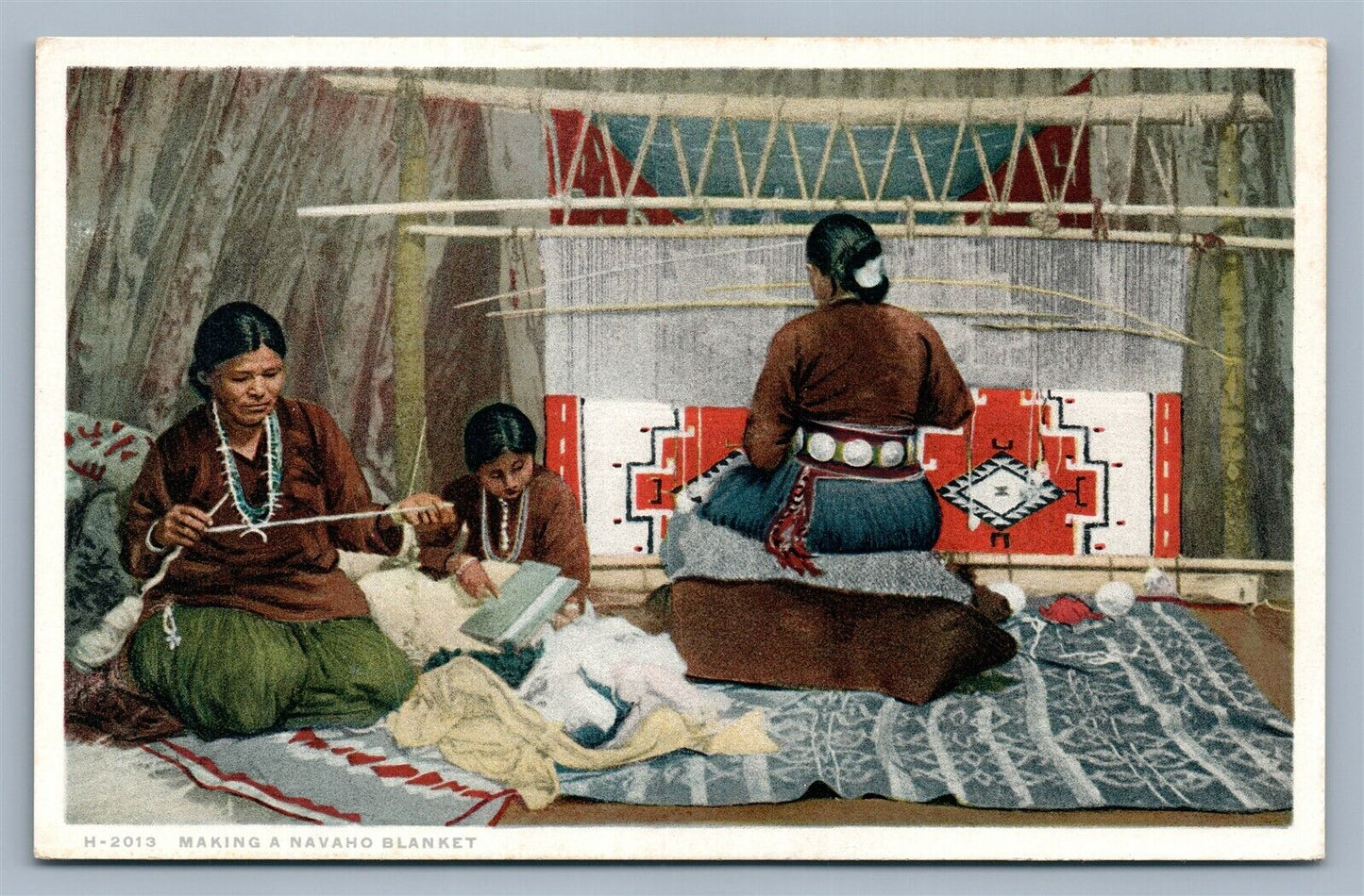 AMERICAN INDIAN MAKING A NAVAHO BLANKET ANTIQUE POSTCARD